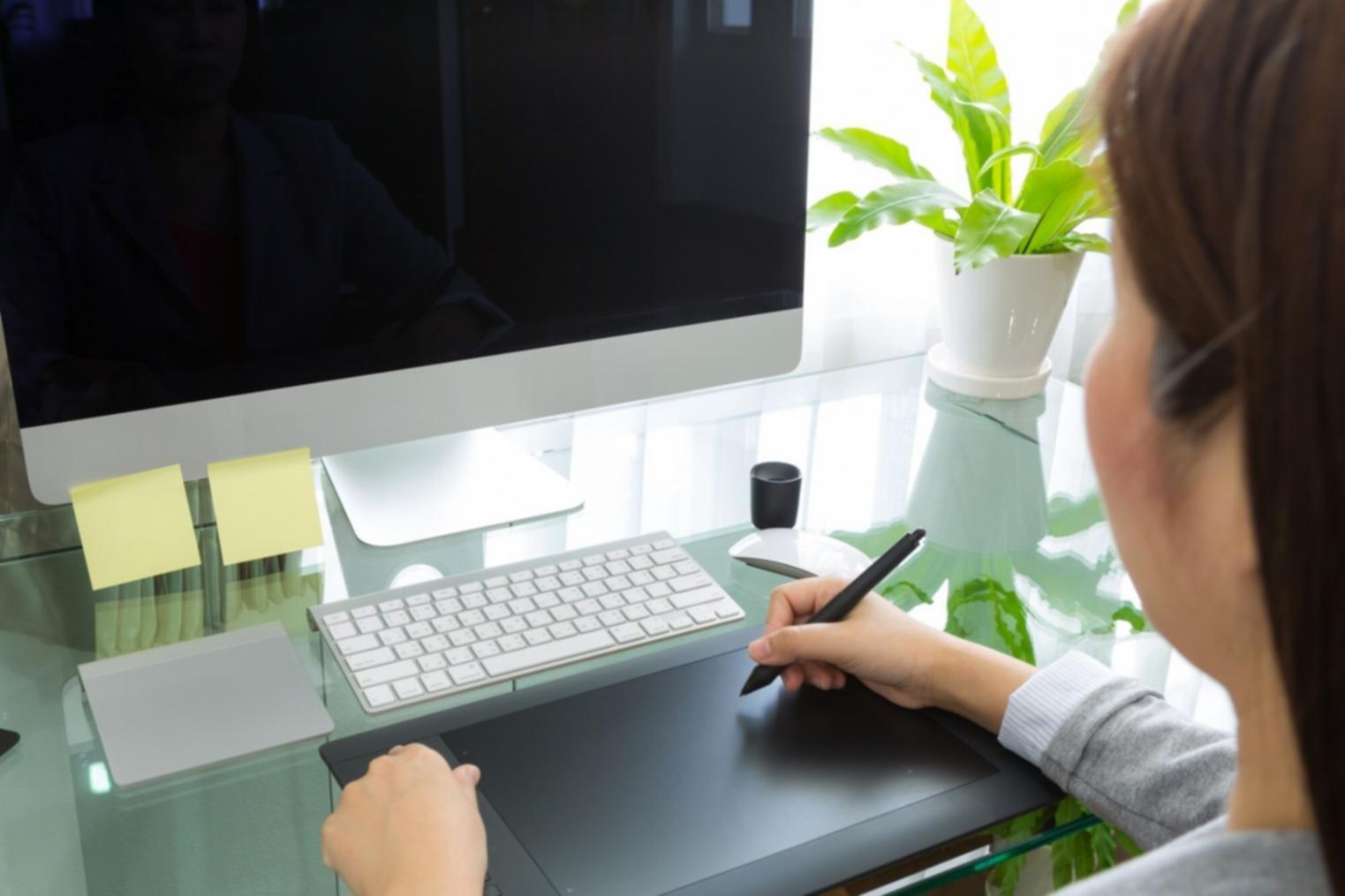 Studenti che collaborano su un progetto di game design